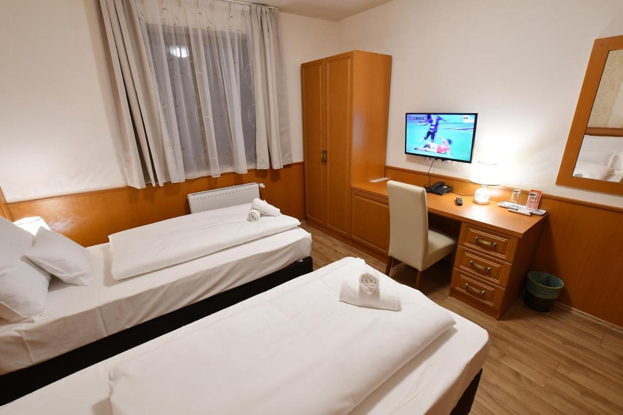 Hotel Barbakan Печ Экстерьер фото