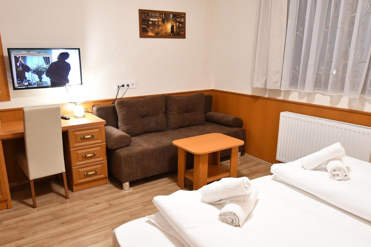 Hotel Barbakan Печ Экстерьер фото