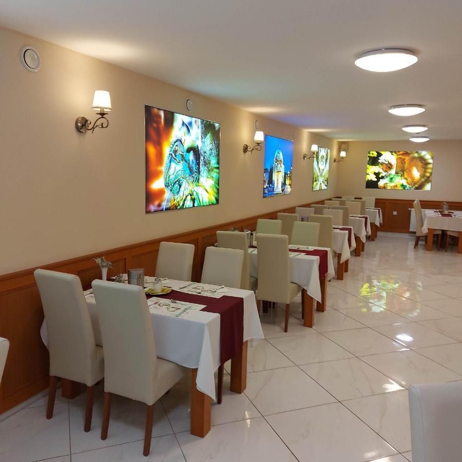 Hotel Barbakan Печ Экстерьер фото