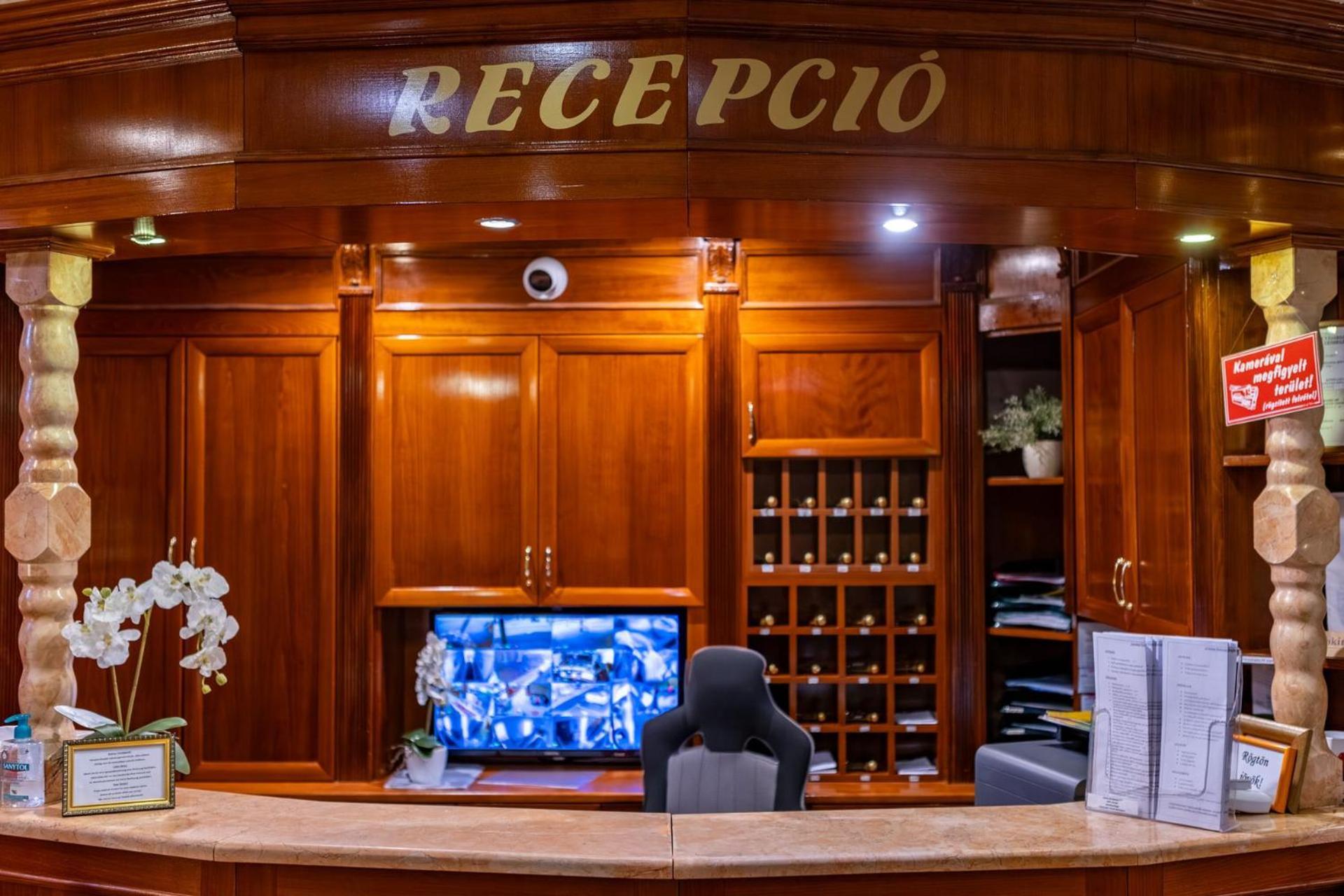 Hotel Barbakan Печ Экстерьер фото