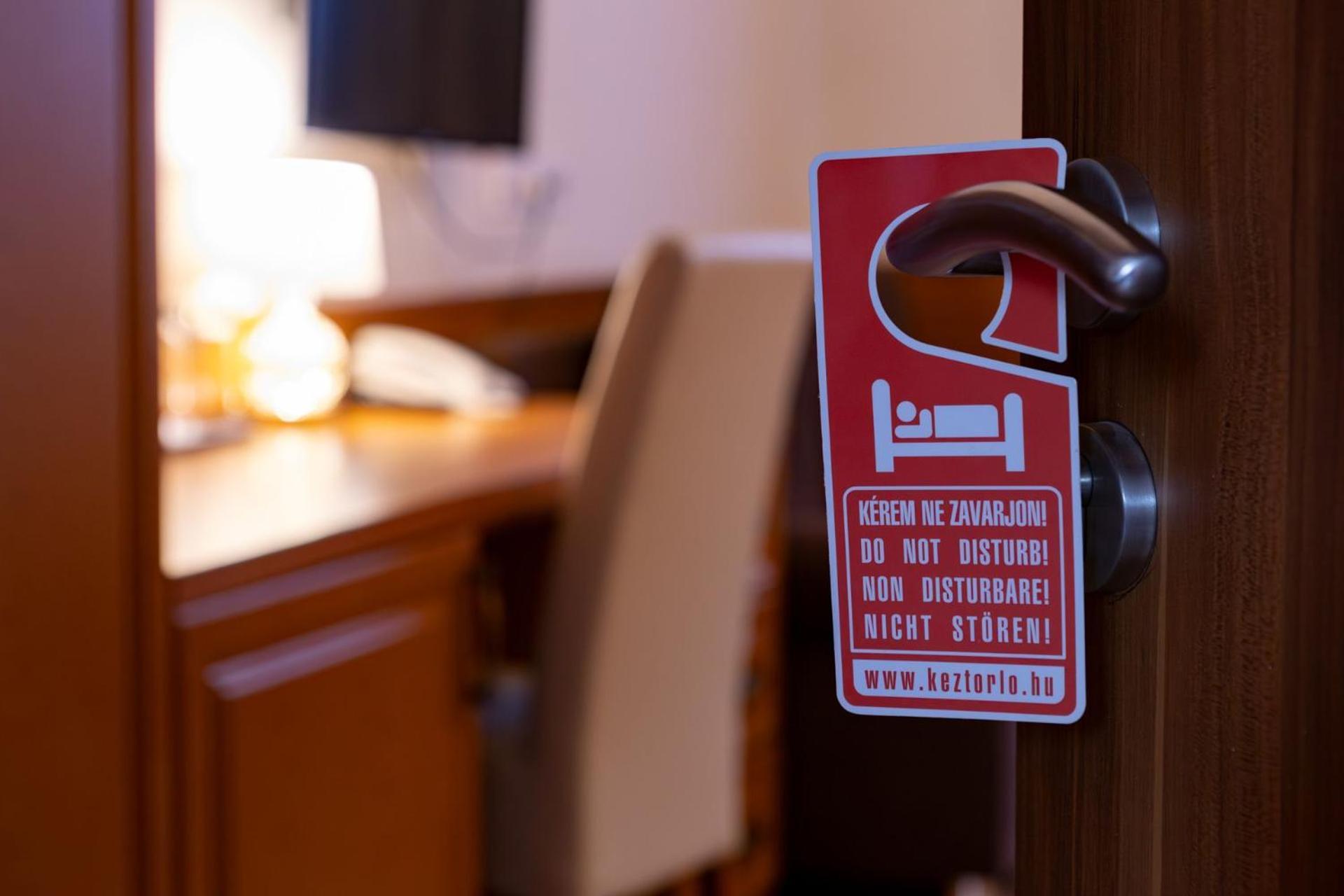 Hotel Barbakan Печ Экстерьер фото