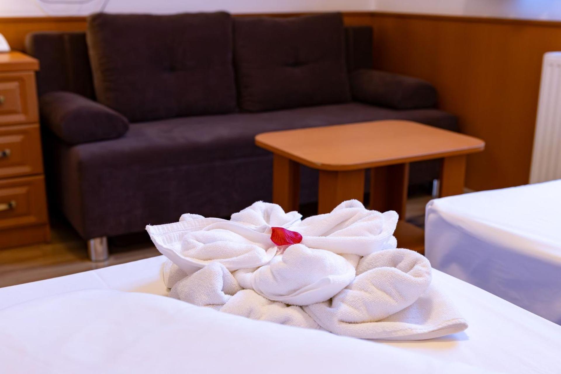 Hotel Barbakan Печ Экстерьер фото