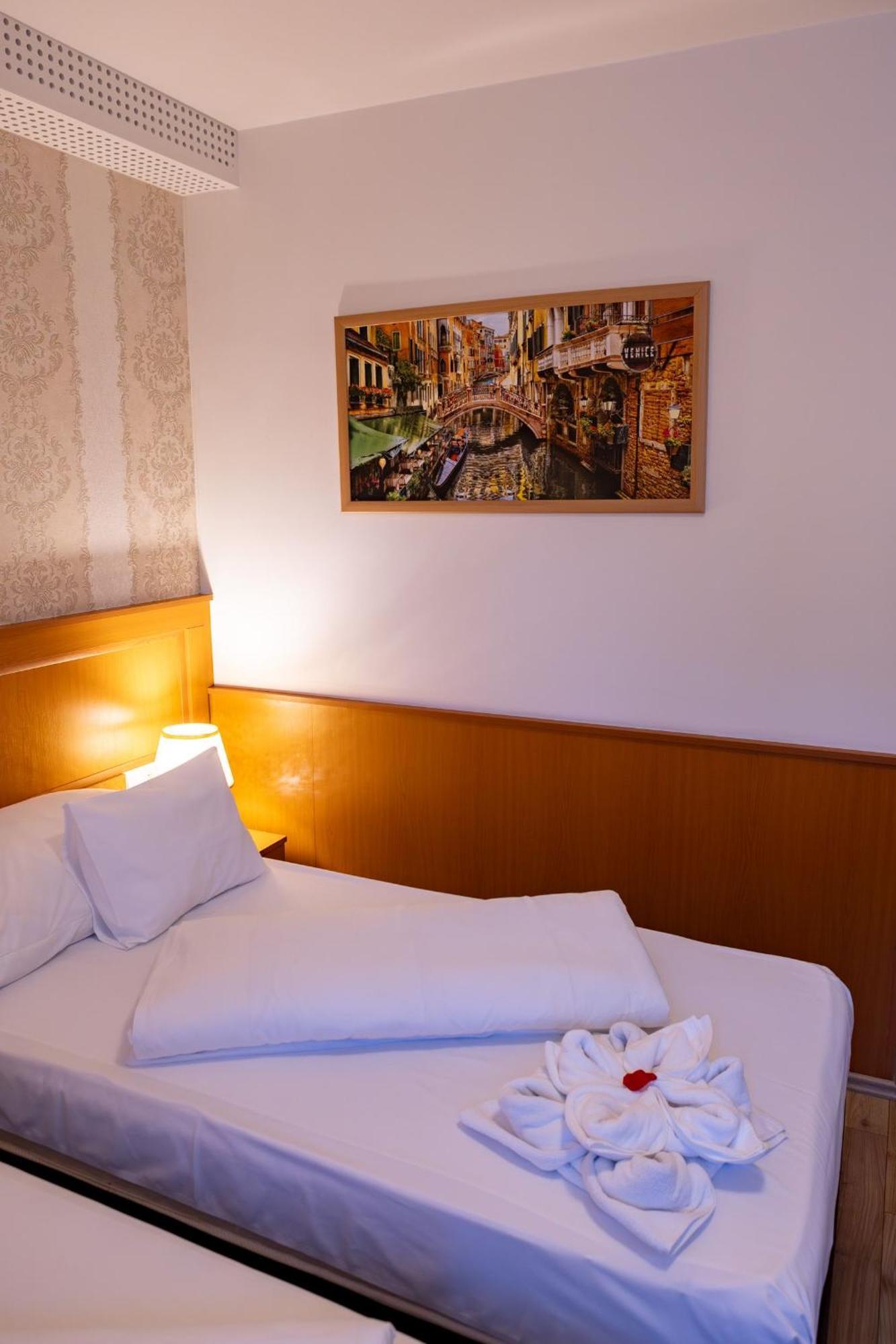 Hotel Barbakan Печ Экстерьер фото
