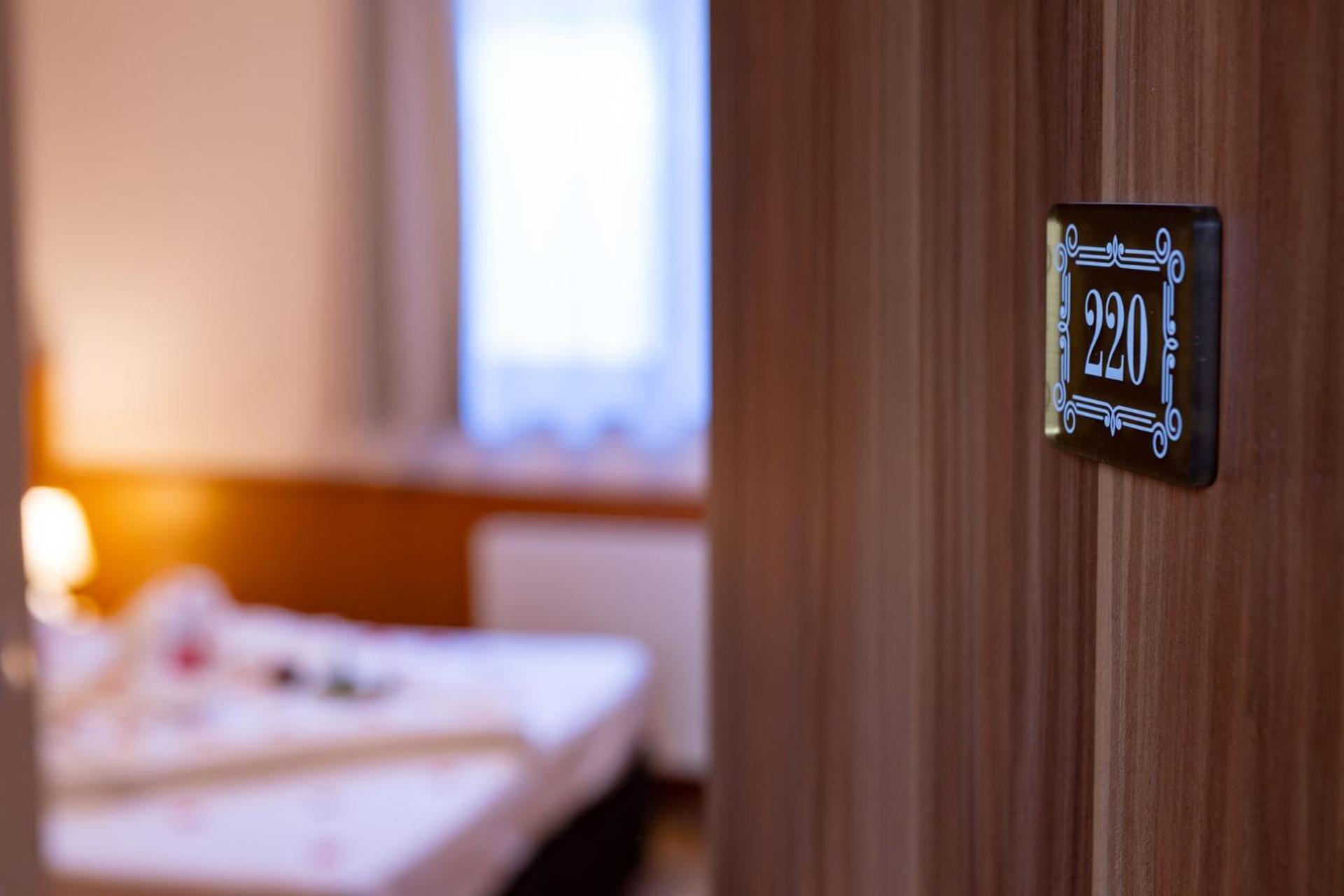 Hotel Barbakan Печ Экстерьер фото