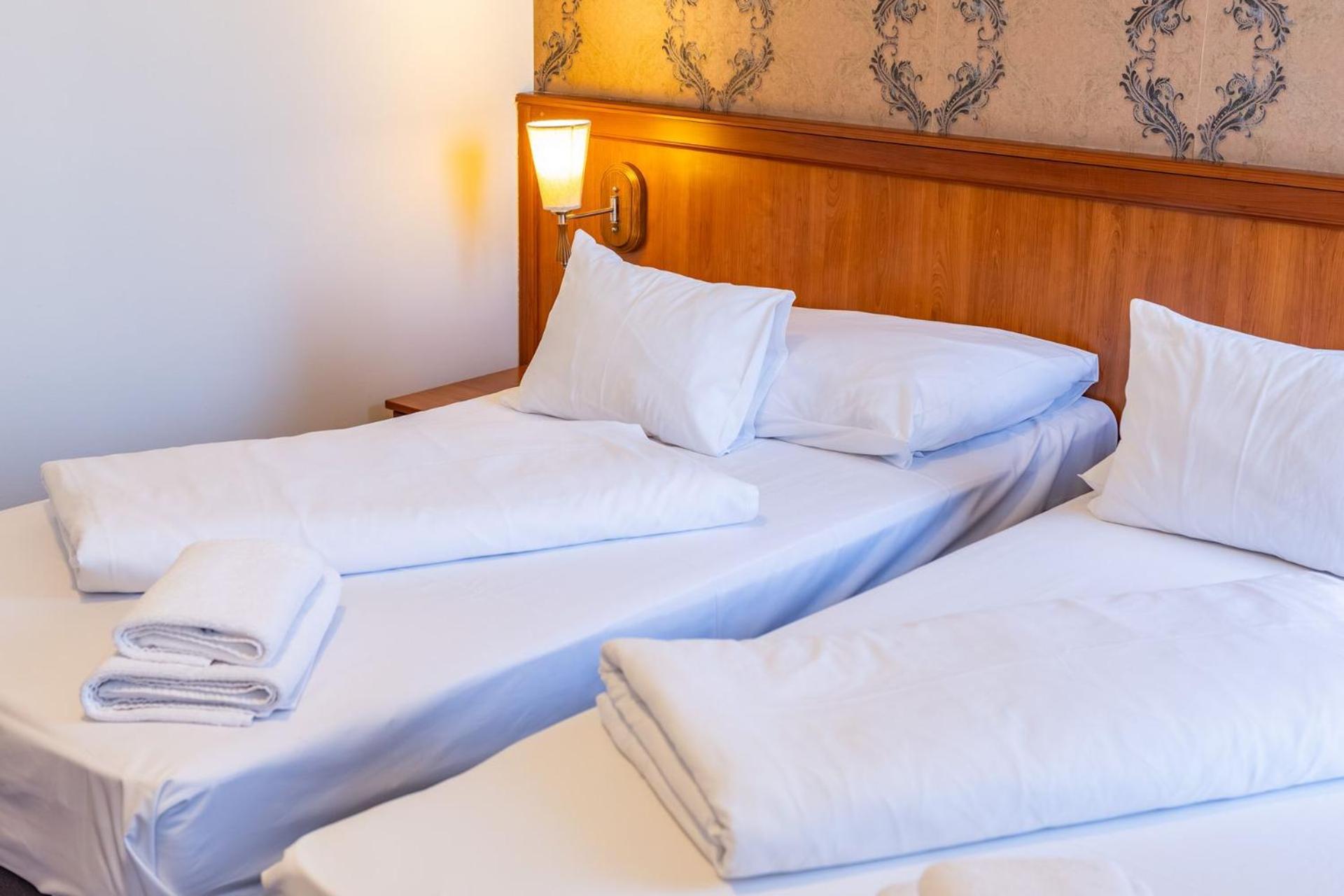 Hotel Barbakan Печ Экстерьер фото