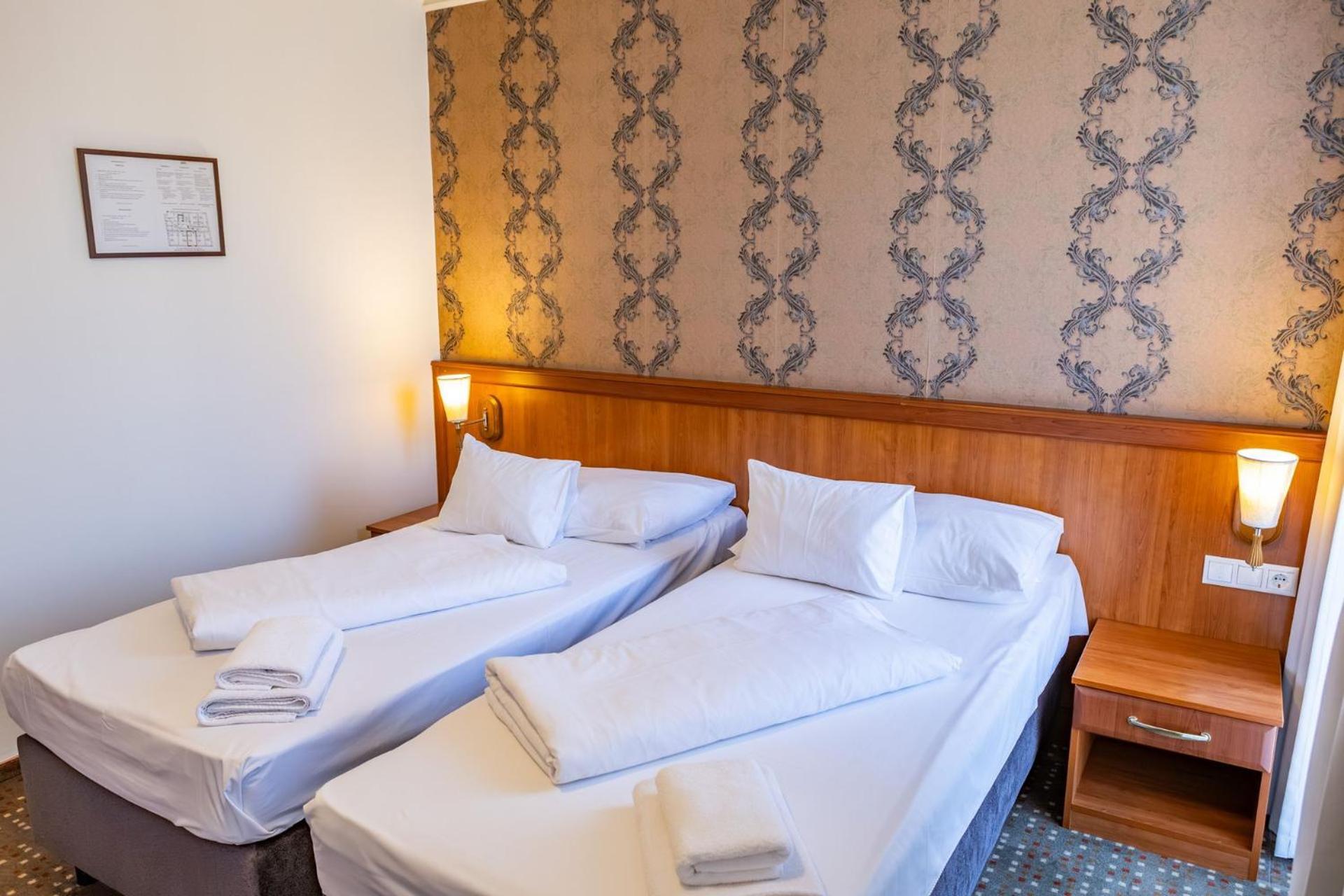 Hotel Barbakan Печ Экстерьер фото